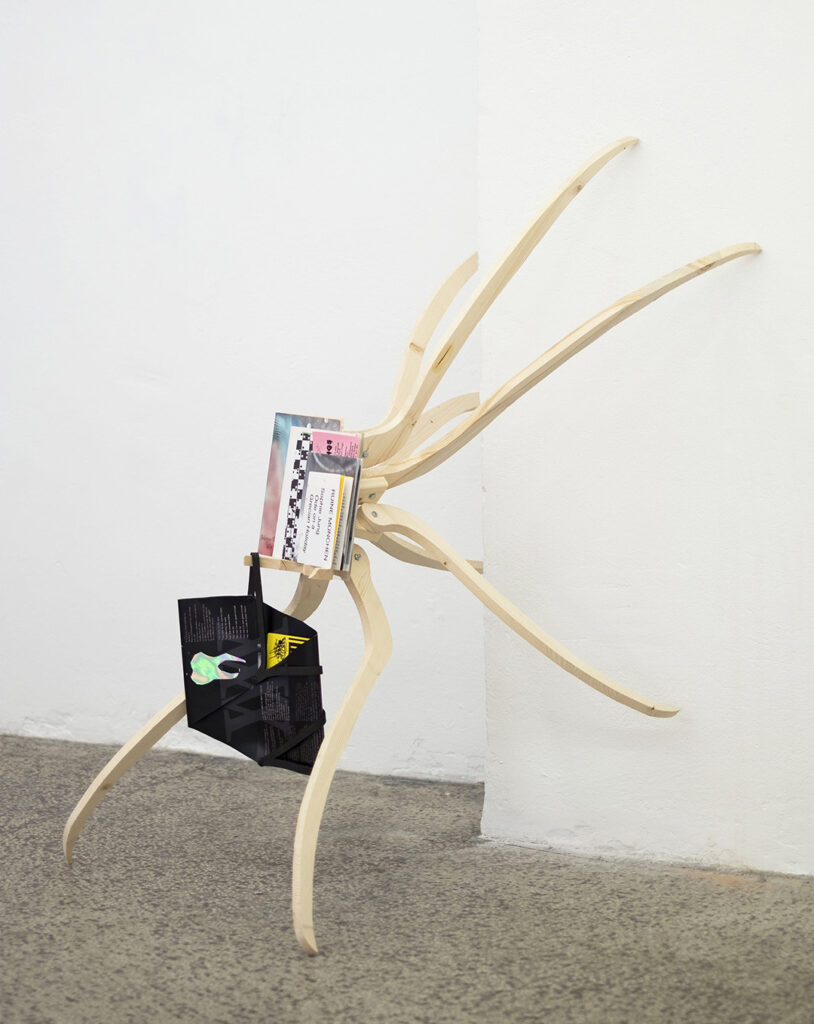 Leo Heinik – Book Spider, Installationsansicht Kluckyland, 2019