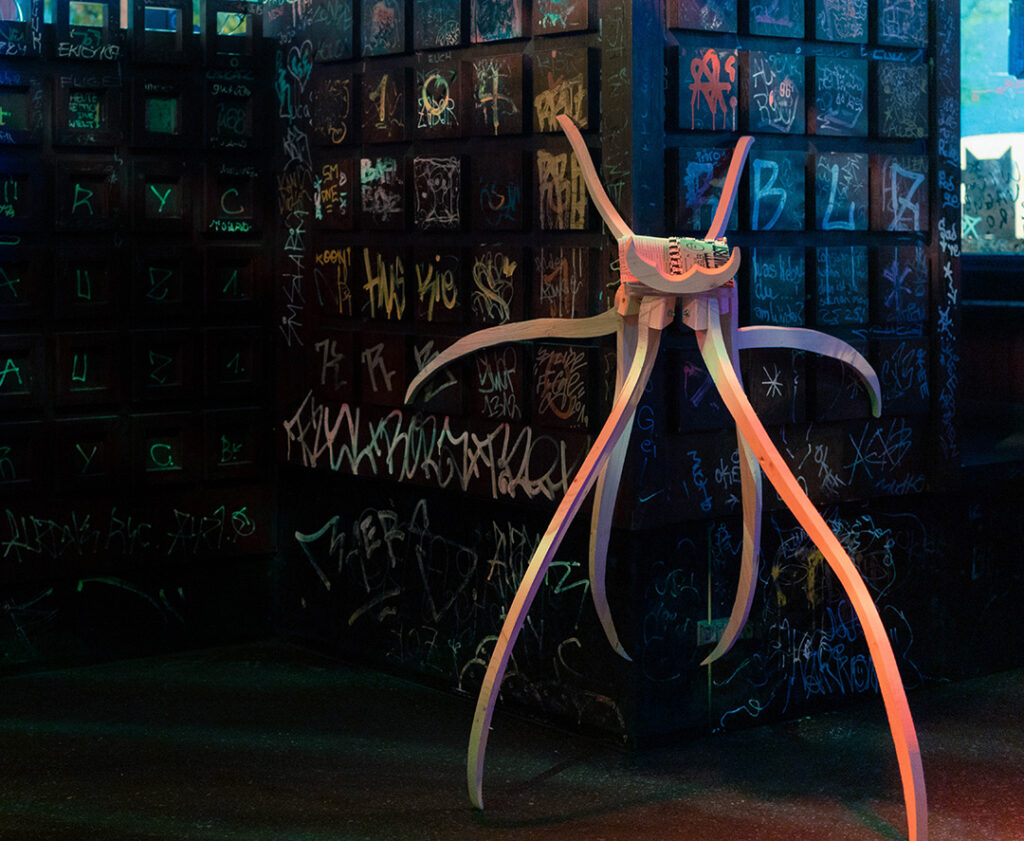 Leo Heinik – Book Spider, Installationsansicht Golden Pudel Club, 2019